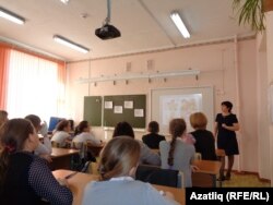 Татар теле укытучысы Рәсимә Садыйкова ачык дәрес алып бара