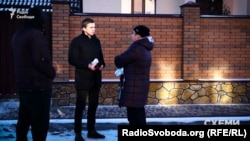 Журналіст програми «Схеми» Михайло Ткач спілкується з Іриною Бурлакою, рідною сестрою дружини Гройсмана