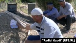 Баҳодур Бӯрихонов дар сари қабри фарзандонаш