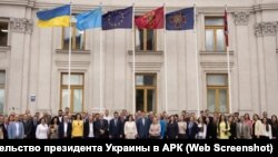 Кримськотатарський прапор перед будівлею МЗС України, 26 червня 2025 року