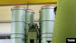 موشک های سری اس ۳۰۰ و اس اس ۴۰۰، از موشک های پيشرفته ضدهوايی محسوب می شوند. عکس موشک اس ۴۰۰ را نشان می دهد.