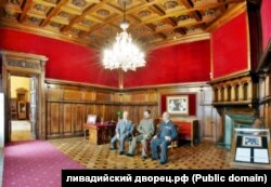 Експозиція «Зустріч представників «Великої трійки» у Лівадійському палаці-музеї у Криму, травень 2025 року