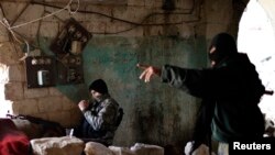 لندن و پاریس از ماه‌ها قبل می‌گویند که اتحادیه اروپا باید از شورشیان سوریه حمایت کند و اجازه ارسال اسلحه برای آنان را بدهد