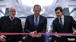 Orsýetiň Türkmenistandaky ilçisi Aleksandr Blohin (ç), Orsýetiň daşary işler ministri Sergeý Lawrow we Türkmenistanyň daşary işler ministri Reşit Meredow Orsýetiň Aşgabatdaky ilçihanasynyň täze binasynyň açylyş dabarasynda, 27-nji ýanwar, 2020