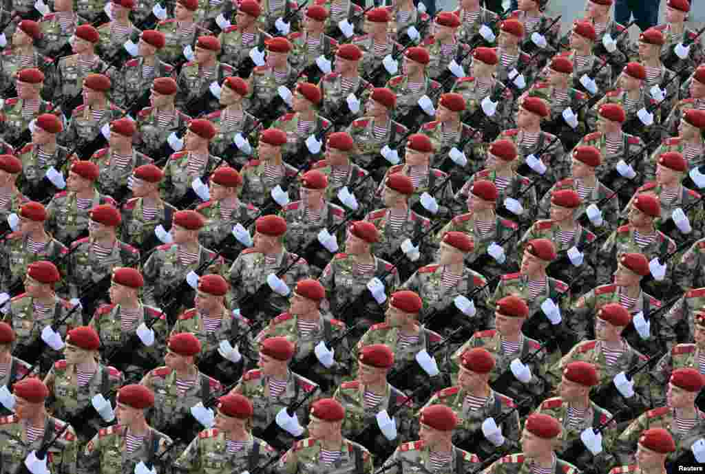 رژهٔ تمرینی سربازان ارتش روسیه در مسکو برای آماده شدن به مناسبت جشن سالگرد شکست آلمان نازی در جنگ جهانی دوم