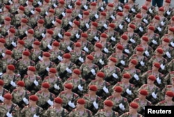 Російські військовослужбовці марширують у колонах у день репетиції військового параду 7 травня