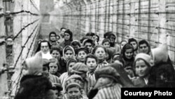 یهودیان در اردوگاه کار اجباری در لهستان.