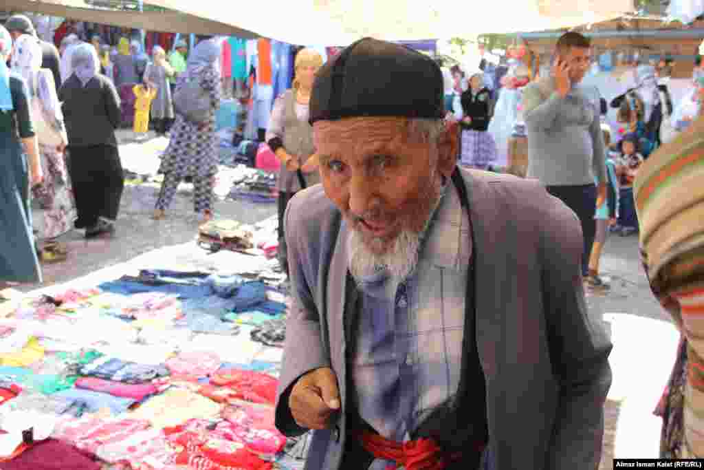 Местный аксакал спешит домой после базара