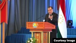 Президент Таджикистана Эмомали Рахмон на торжества по случаю 22-ой годовщины образования Вооруженных сил республики, Душанбе, 22 февраля, 2015 года.