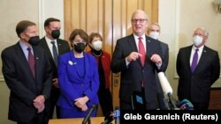 Члени делегації Сенату США під час візиту до України. Зліва направо: Річард Блюменталь, Кріс Мерфі, Емі Клобучар, Джин Шахін, Кевін Крамер, Роб Портман та Роджер Вікер беруть участь у брифінгу після зустрічі з президентом України Володимиром Зеленським. Київ, 17 січня 2022 року