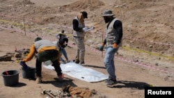 ИМ экстремистік тобының содырларының қолынан қаза тапқандардың жаппай көмілген жерден қазылып алынған сүйектер. 13 маусым 2021 жыл. 