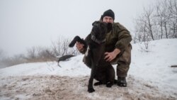 Капрал із військовим Євгеном позують на камеру