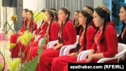 19 декабря участников массовки во дворце «Багт кошги» заставили сидеть за украшенными фруктами и неалкогольными напитками столами, и по приказу организаторов  аплодировать музыкальным выступлениям, изображая радостное празднование Нового года. (Архивное фото)