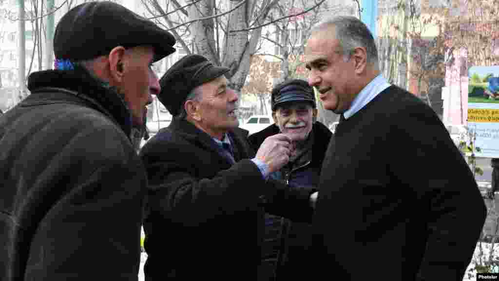 Armenia - Opposition presidential candidate Raffi Hovannisian campaigns in Yerevan, 22Jan2013.