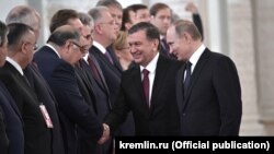 Özbəkistan prezidenti Şavkat Mirziyoyev Alişer Usmanovla görüşür  (Arxiv fotosu)