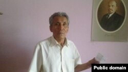 Facebook желісіне Айгуль Утепова атты қолданушы "Қазақстандық белсенді, Дінмұхамед Қонаев атындағы қордың президенті Арынбек Ойшиев қаржы полициясының шақыртуын ұстап тұр" деп  жариялаған сурет. 11 шілде 2013 жыл.   