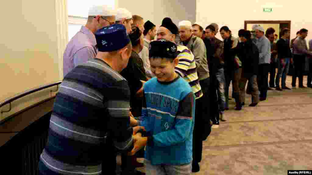 Гаеттән соң кул бирешеп исәнләшү мизгеле