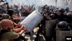 Сутичками демонстрантів з поліцією супроводжувався розгляд у Верховній Раді змін до Конституції щодо децентралізації, 31 серпня 2015 року