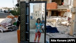 عکس آرشیوی است و گوشه‌ای از پیامدهای زلزله اخیر در استان کرمان را به نمایش می‌گذارد