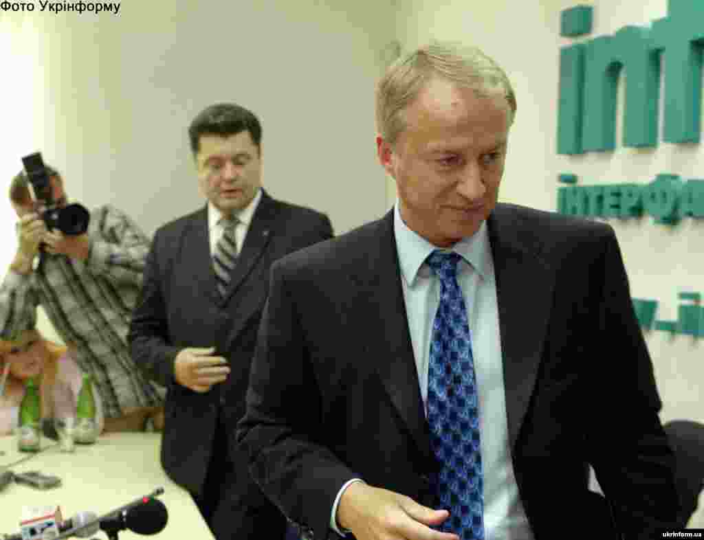 У 2005 році тодішній держсекретар Олександр Зінченко звинуватив Петра Порошенка, який обіймав на той час посаду секретаря РНБО, в корупції та вимагав від нього відокремлення бізнесу від влади. Зінченко переконував, що Порошенко контролює правоохоронні органи та судову гілку влади з метою відстоювання своїх бізнес-інтересів. Через три дні після цих звинувачень Порошенко оголосив про свою відставку. Тоді проти нього відкрили кримінальну справу, але згодом суд не встановив фактів злочину і зобов&rsquo;язав Зінченка спростувати свою заяву. На фото: З журналістами після прес-конференції колишнього державного секретаря України Олександра Зінченка спілкувався секретар РНБОУ Петро Порошенко. Київ, 5 вересня 2005 року