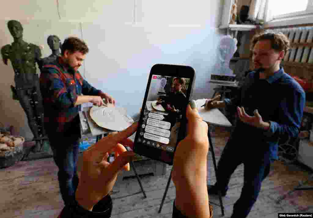 Брати-художники з України Микита і Єгор Зігура проводять лайф-аукціон у своїй київській студії. Вони збирали гроші для головної дитячої лікарні України. 13 квітня 2020 року