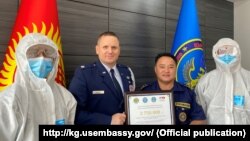 АКШ элчилигинин өкүлү Кейт МакКи жана ӨКМ башчысынын орун басары  Калыс Акматов.