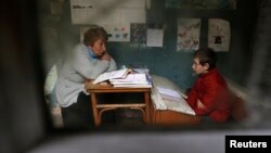 Квалифицированные кадры покинули и продолжают покидать систему образования. Причины две: непрестижность профессии педагога и неадекватно низкая оплата труда