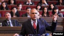 «Ժառանգություն» կուսակցության առաջնորդ Րաֆֆի Հովհաննիսյանը ելույթ է ունենում կուսակցության համագումարում, Երեւան, 16-ը մարտի, 2012թ.