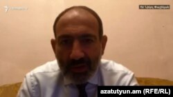 Премьер-министр Армении Никол Пашинян в ходе прямого эфира в Facebook, Ереван, 1 окрября 2018 г.