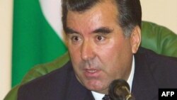 Тажикстандын президенти Эмомали Рахмоновдун маалымдоо каражаттарынын алдында сүйлөп жаткан учуру, Дүйшөмбү шаары, 22-октябрь, 2001-жыл.