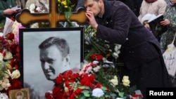 На могиле Алексея Навального, архивное фото 