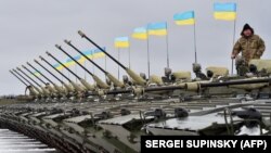 Ілюстраційне фото. Українські військовослужбовці під час церемонії передачі армії зброї, військової техніки та літаків на військовому аеродромі під Житомиром, 5 січня 2015 року
