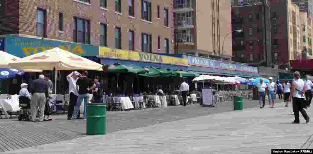 На берегу Атлантического океана на Брайтон-Бич стоят два ресторана, описанных во многих путевых очерках. В &laquo;Волну&raquo; и &laquo;Татьяну-гриль&raquo; зазывают на русском языке.