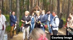 Эмилия Слабунова выступает на акции памяти репрессированных в Сандармохе