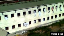 КА 168/1-де отырғандарды ұрып-соққаны туралы YouTube-те жарияланған видеодан жасалған скриншот. Ақтөбе, 11 шілде 2012 жыл.