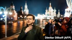 ایلیا یاشین می‌گوید تنها اسلحه یک سیاستمدار حرف اوست و مردم این حرف‌ را تنها زمانی باور می‌کنند که ریسک‌پذیر باشیم و بهای مبارزه را بپردازیم