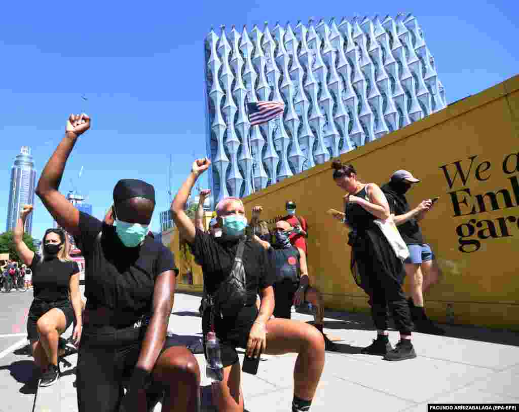 Флойдны искә алучылар бер аяклары белән җиргә тезләнделәр. Бу расизмга каршы протест чараларында кулланыла торган традицион ишарә. Күп кенә спорт йолдызлары, шул исәптән баскетболист Майкл Джордан, футболчылар Әшрәф Хакими, Джейдон Санчо да Флойдка теләктәшлек белдерде.