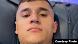 Акси Ихтиёр Холовро намояндагони ҷомеаи тоҷикони Русия фиристоданд 