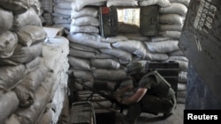 Архівне фото: боєць «ДУК ПС» на бойовій позиції на шахті «Бутовка», 7 червня 2015 року