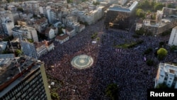 Студенческий протест на площади Славия в Белграде, Сербия, 28 июня 2025 года