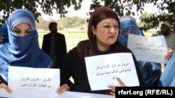 Кундуз провинциясында аял зордуктагандарды  жаза тартуу талабы менен чыккандар. 