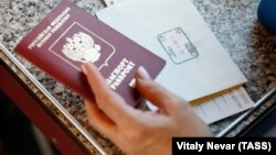 Указ, за ​​яким жителі контрольованих підтримуваними Росією бойовиками районів на сході України зможуть у спрощеному порядку отримувати громадянство Росії, Путін підписав 24 квітня