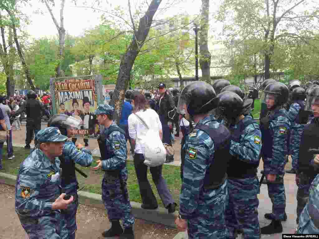 Кешеләрне Пушкин мәйданы белән Арбат урамы арасына кысрыклыйлар