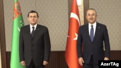 Түркмөнстандын тышкы иштер министри Рашид Мередов менен Түркиянын тышкы иштер министри Мевлүт Чавушоглу. Архивдик сүрөт.
