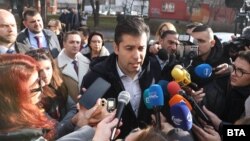 Кирил Петков говори пред медиите, преди да влезе в сградата на бившия спецсъд, за да му бъде повдигнато обвинение от Софийската градска прокуратура.