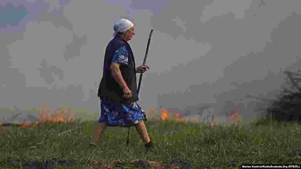 У город мешканки села Галини прийшов вогонь. Вона із граблями самотужки намагалася боротися із пожежею. Каже, що найбільше цього боїться, хоч її син &ndash; пожежник &nbsp;