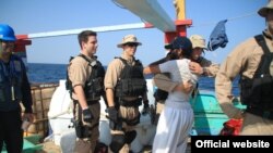 یکی ازملوانانی که هفته گذشته توسط ناو امریکایی از دست دزدان دریایی نجات یافت.