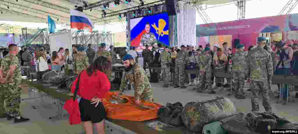2 серпня у російський День ПДВ (повітрянодесантні війська) на фестивалі «Таврида.АРТ» десантники пропагували свої війська