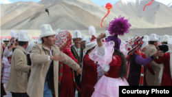 Актоо кыргыздарынын өлөң бийи, 2002-жыл