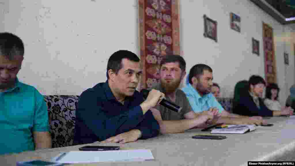 Er vaqıt kibi advokatlar ve imayeciler çıqış yaptı. Sürette Emil Kurtbedinov &quot;Hizb ut-Tahrir davası&quot;nıñ ekinci Aqmescit gruppası aqqında aytıp bere